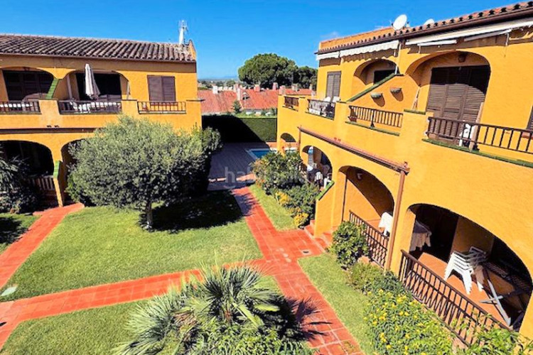 Apartamento  de 49m², terraza, parking, piscina en Escala (L´)
