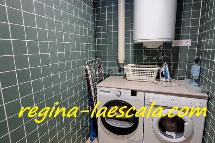 Planta baja un agradable y espacioso apartamento en un complejo residencial con piscina comunitaria y mucha zona verde. en Escala (L´)