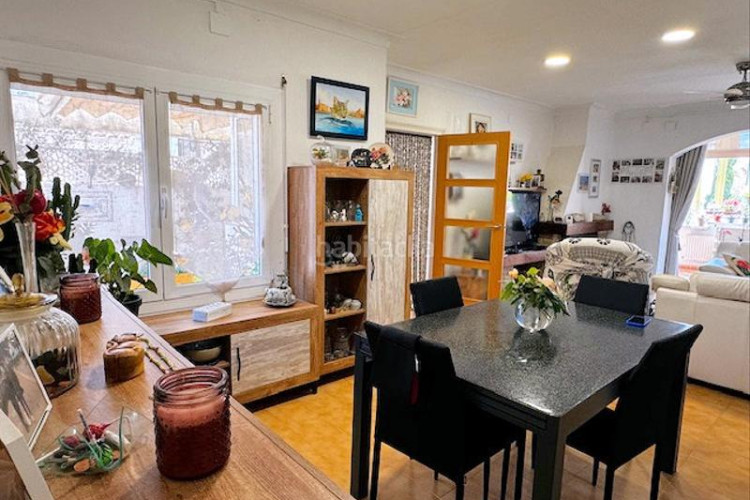 Casa  de 202m² con 5 dormitorios, 2 baños, 200m de la playa. en Escala (L´)