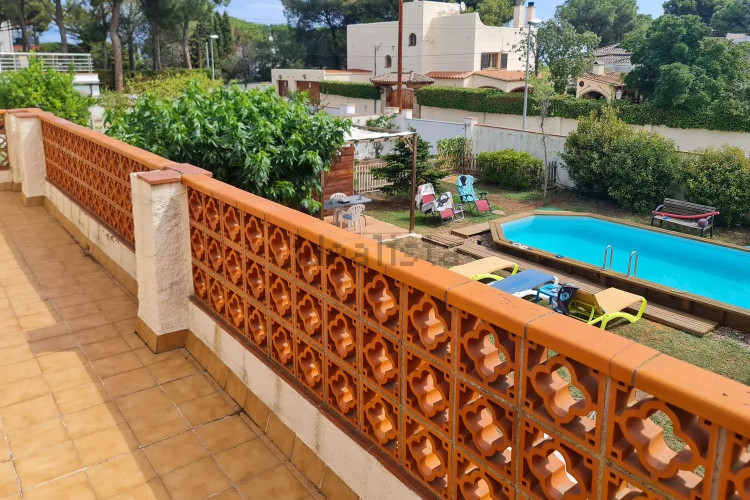CASA A 200 METROS DE LA PLAYA CON GRAN JARDÍN Y PISCINA