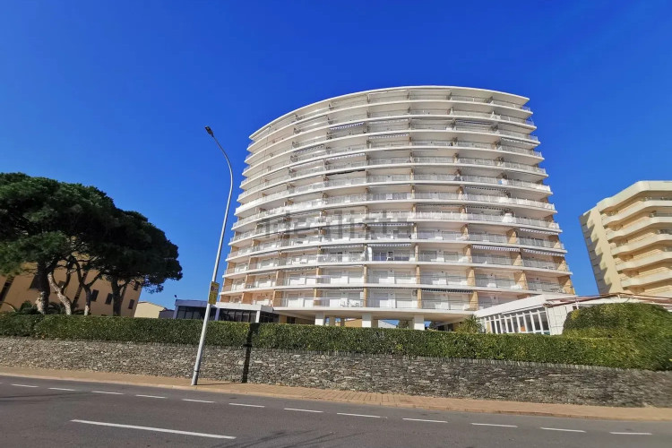 APARTAMENTO PRIMERA LINIA DE MAR CON AMPLIAS TERRAZAS Y PISCINA COMUNITARIA EN EL PUEBLO DE L'ESCALA