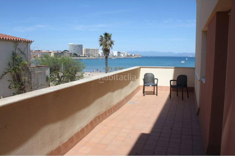 Piso en naintré 3 moderno apartamento en la playa de Riells en Escala (L´)