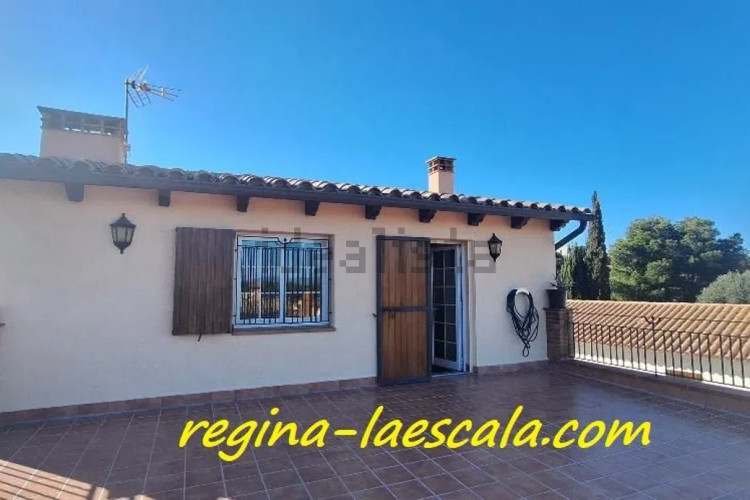CON LICENCIA TURÍSTICA ! Una espaciosa casa, con mucha luz !