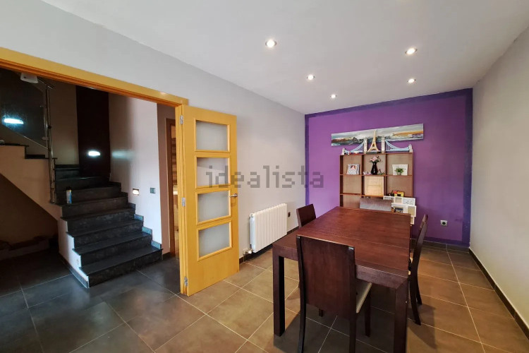 Casa de construcción 2008 con vistas panorámicas, en una zona residencial exclusiva!
