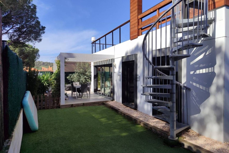Casa independiente en calle Trencabraços