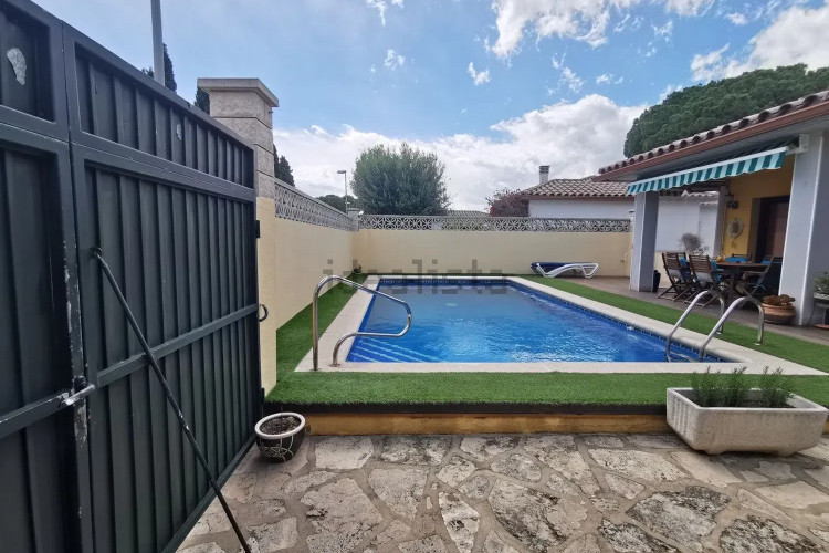 CASA UNIFAMILIAR CON PISCINA PRIVADA, GARAGE, MUY SOLEADA EN L'ESCALA
