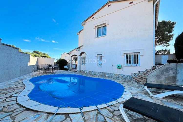 Chalet villa con piscina privada, de primera calidad en Escala (L´)