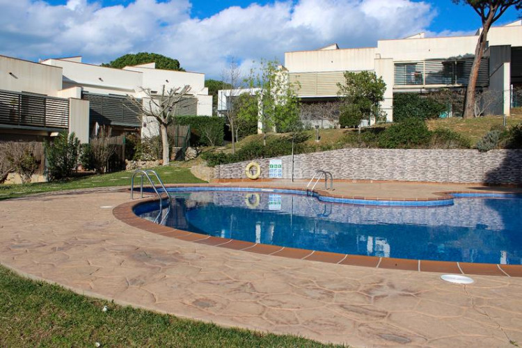 Casa adosada ?? casa contemporània amb piscina a 800 metres de la plat-ja en Escala (L´)