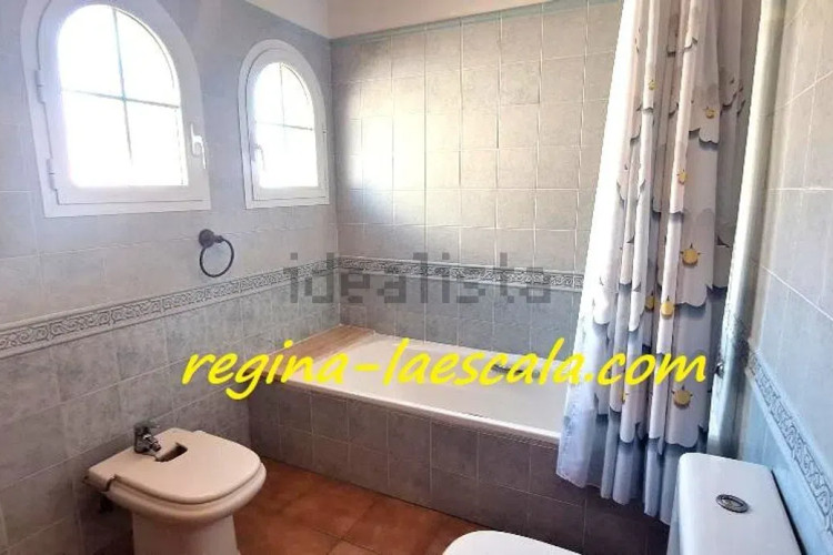 CON LICENCIA TURÍSTICA ! Una espaciosa casa, con mucha luz !