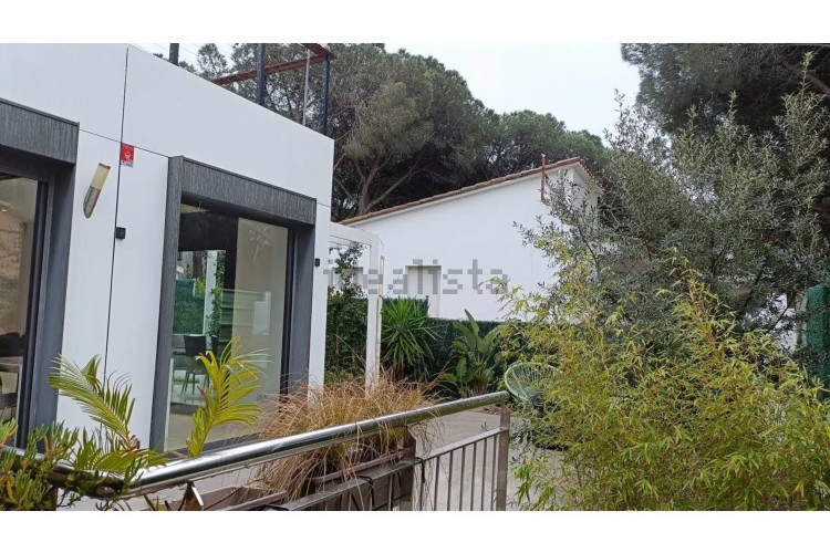 Casa independiente en calle Trencabraços