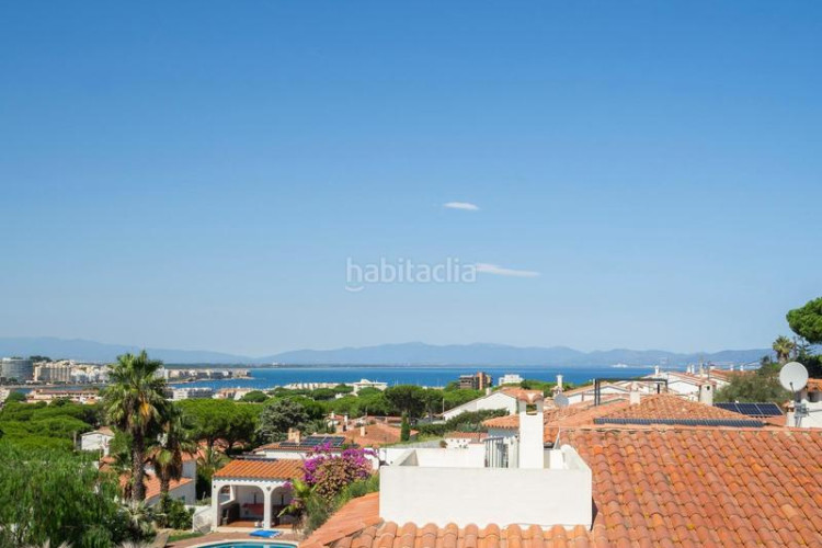 Casa  espaciosa con vistas al mar y piscina privada zona puig sec en Escala (L´)