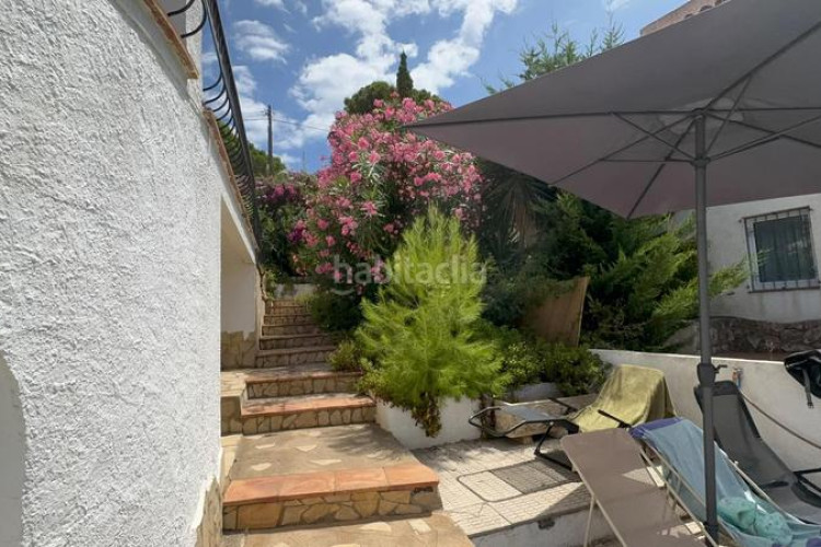 Casa  en cala Montgó con piscina y vistas, a solo 180 m del mar en Escala (L´)