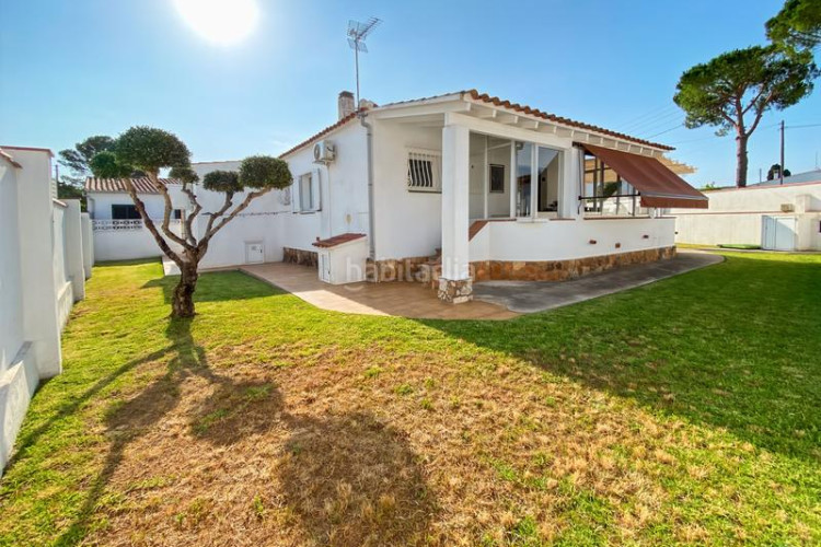 Casa  unifamiliar de una sola planta con licencia turística y garaje. la casa está situada en el centro del jardín de 585 m, cerca en Escala (L´)