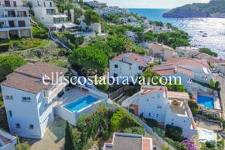 Casa fantástica propiedad con piscina privada y vistas al mar. en Escala (L´)