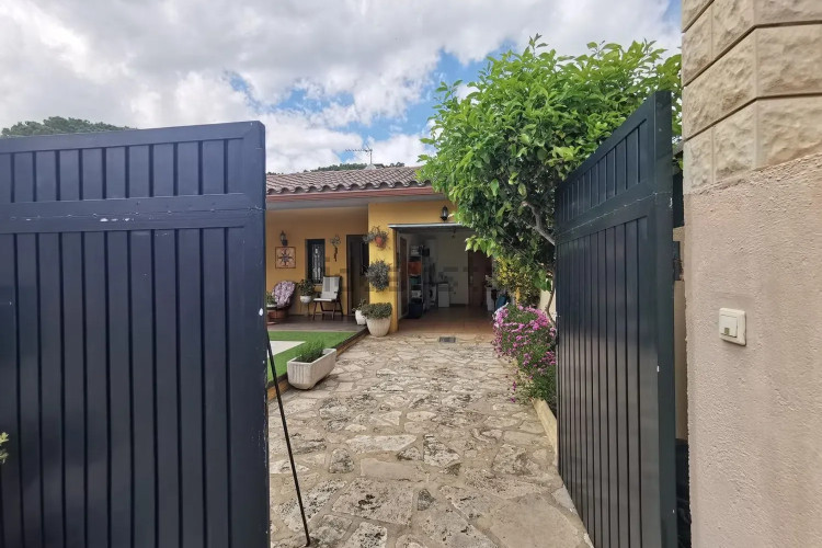 CASA UNIFAMILIAR CON PISCINA PRIVADA, GARAGE, MUY SOLEADA EN L'ESCALA