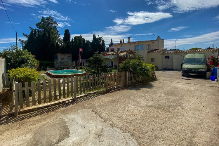 CASA A 200 METROS DE LA PLAYA CON GRAN JARDÍN Y PISCINA