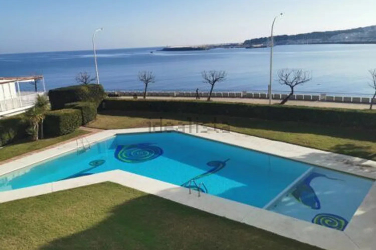 APARTAMENTO PRIMERA LINIA DE MAR CON AMPLIAS TERRAZAS Y PISCINA COMUNITARIA EN EL PUEBLO DE L'ESCALA