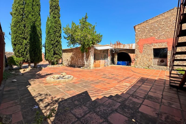 Casa masía del siglo xvi ubicada en lescala, en la costa brava, con 860 m de superficie habitable organizados en torno a un amplio pati en Escala (L´)