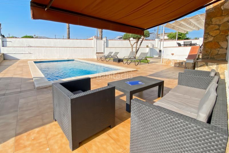 Casa  unifamiliar de una sola planta con licencia turística y garaje. la casa está situada en el centro del jardín de 585 m, cerca en Escala (L´)