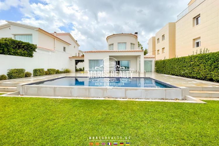 Casa lujosa casa reformada en primera línea de mar en la costa brava en Escala (L´)
