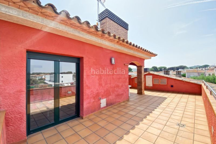 Casa  muy luminosa situada a pocos minutos a pie del mar y del centro de lescala.en la planta baja se encuentran tres dormitorios, en Escala (L´)