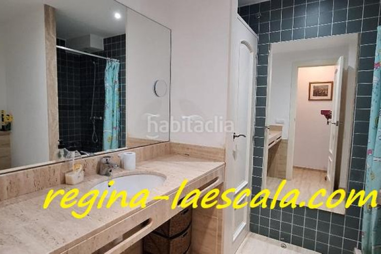 Planta baja un agradable y espacioso apartamento en un complejo residencial con piscina comunitaria y mucha zona verde. en Escala (L´)