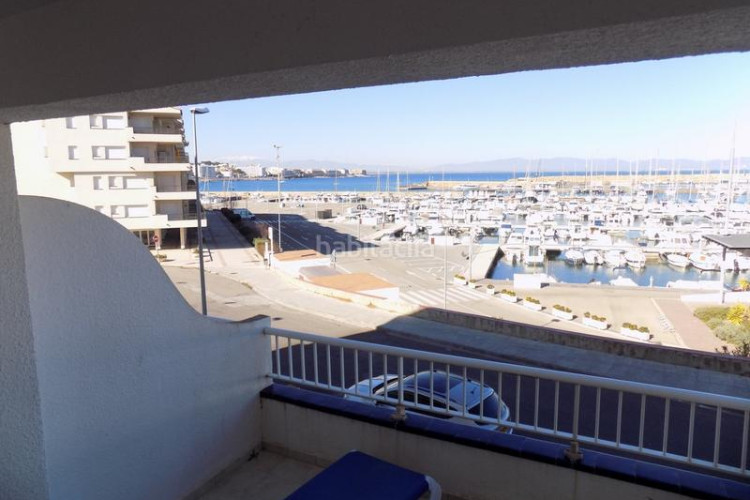 Estudio en carrer folch de cardona 4 estudio con vistas al mar, amplia terraza, piscina comunitaria y garaje privado cerrado en l'escala en Escala (L´)