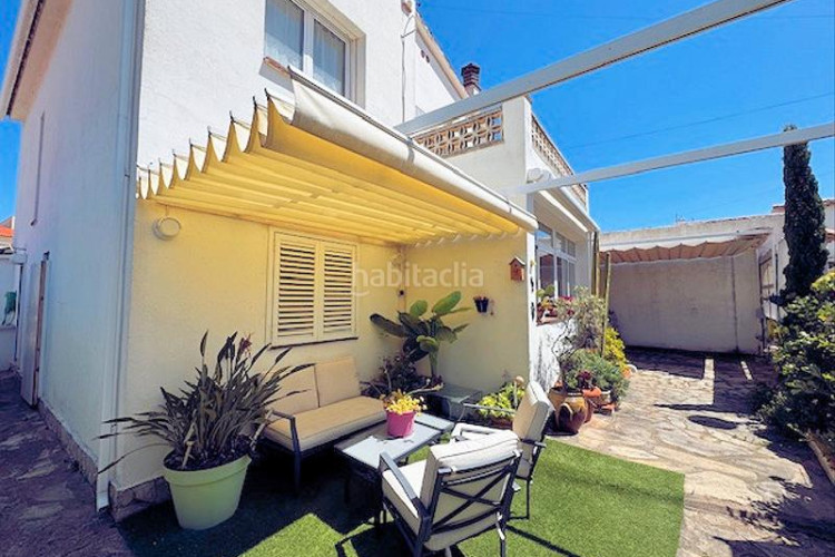 Casa  de 202m² con 5 dormitorios, 2 baños, 200m de la playa. en Escala (L´)