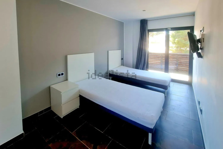 CASA MODERNA CON PISCINA Y GARAJE EN ZONA TRANQUILA