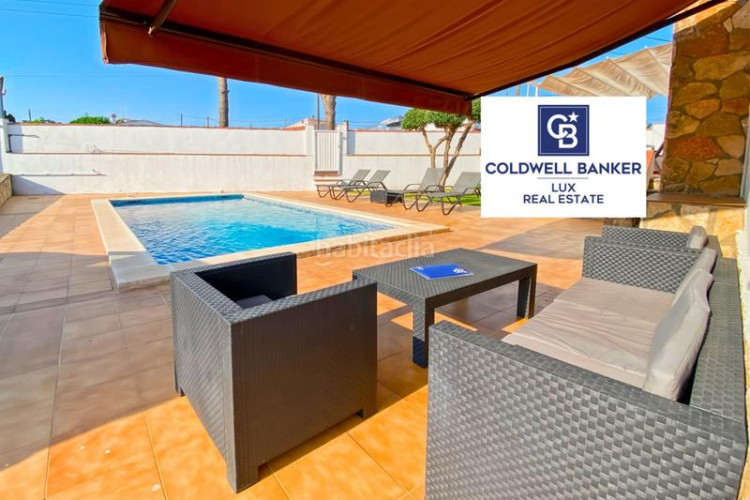 Casa  unifamiliar de una sola planta con licencia turística y garaje. la casa está situada en el centro del jardín de 585 m, cerca en Escala (L´)