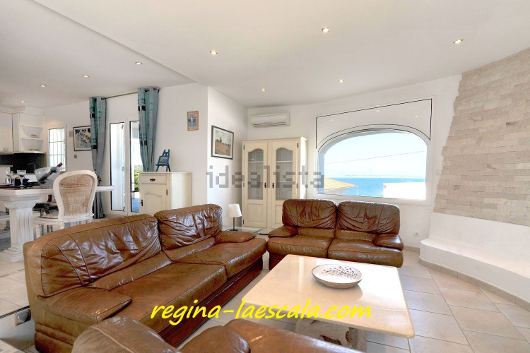 Esta impresionante casa ofrece unas vistas espectaculares al mar, brindando un entorno relajante y e