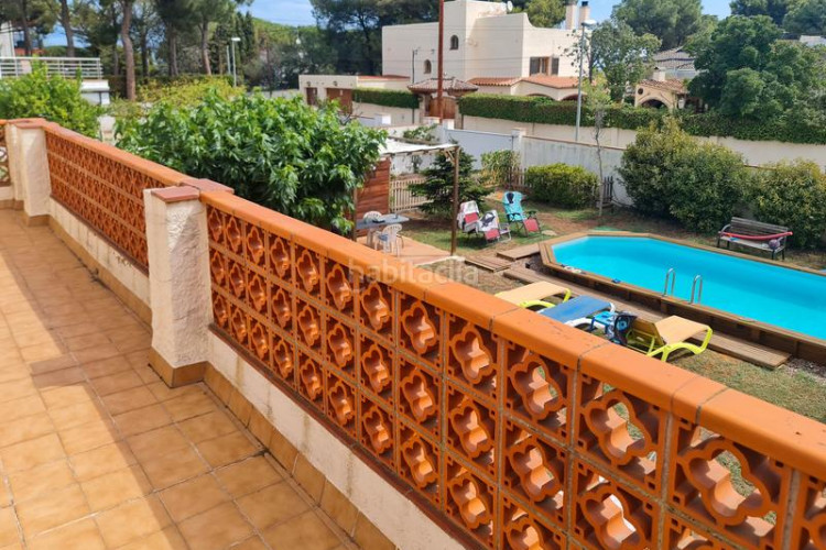 Chalet en carrer barcelona 42 casa a 200 metros de la playa con gran jardín y piscina en Escala (L´)
