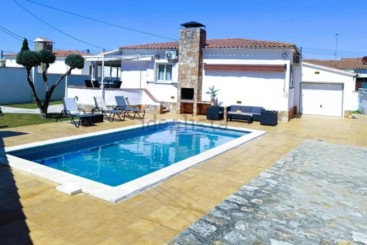 Casa Individual con Piscina y Licencia turística!