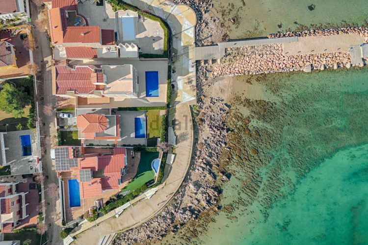 Сhalet en 1ª línea del mar con propio acceso a la playa. Totalmente reformado. Oportunidad