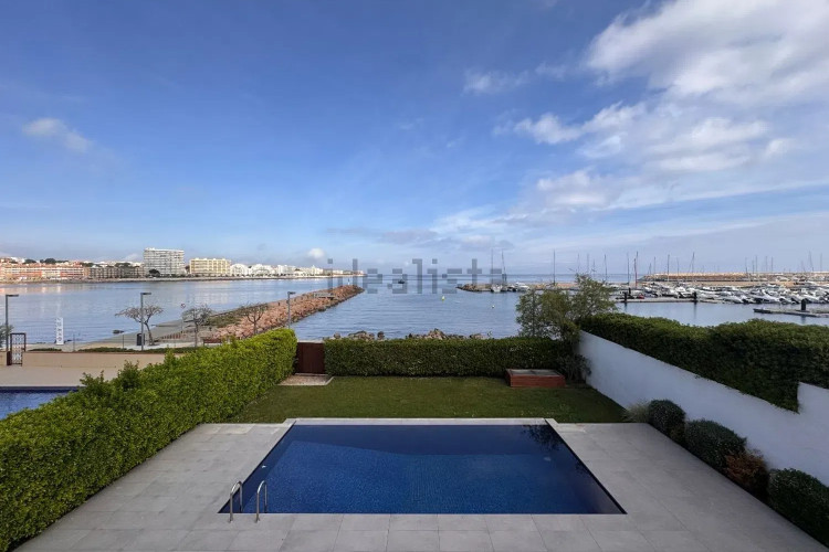 Chalet pareado en avenida Riells