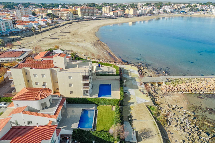 Сhalet en 1ª línea del mar con propio acceso a la playa. Totalmente reformado. Oportunidad