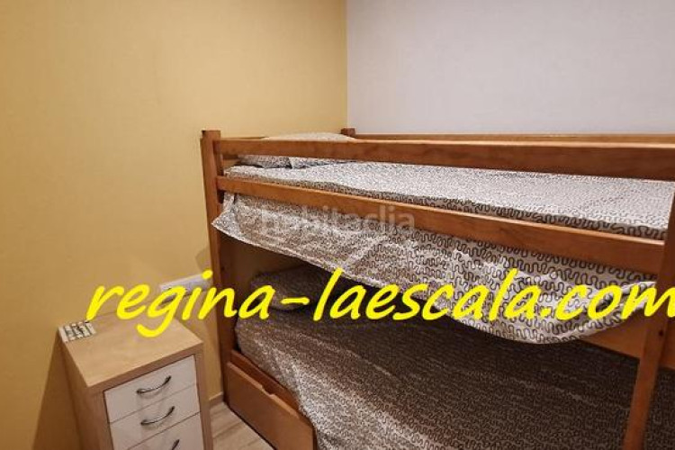 Planta baja un agradable y espacioso apartamento en un complejo residencial con piscina comunitaria y mucha zona verde. en Escala (L´)