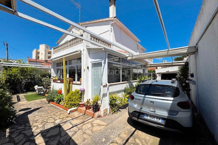 Casa  de 202m² con 5 dormitorios, 2 baños, 200m de la playa. en Escala (L´)