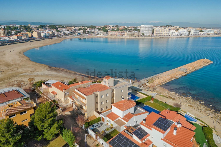 Сhalet en 1ª línea del mar con propio acceso a la playa. Totalmente reformado. Oportunidad
