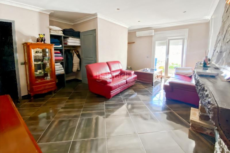 Piso restaurante y piso en venta a menos de 5 minutos andando de la playa, en una agradable zona de lescala. restaurantepizzería totalm en Escala (L´)