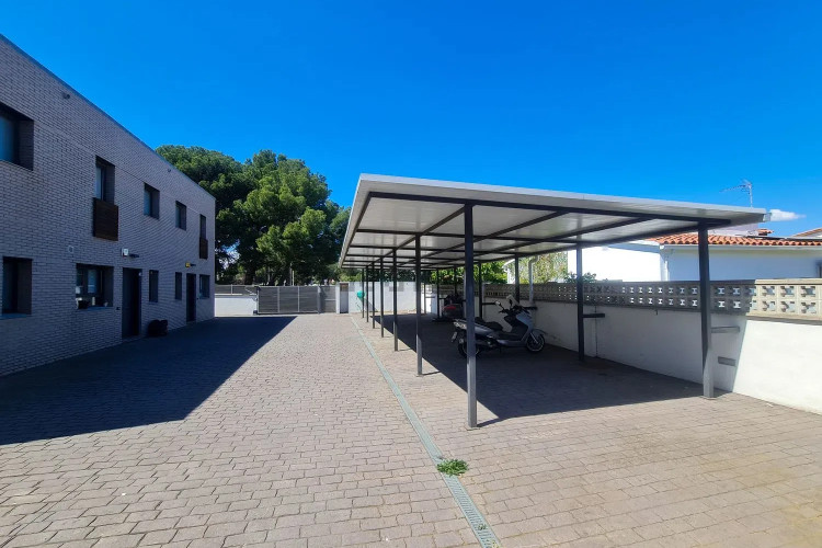 CASA MODERNA CON PISCINA Y GARAJE EN ZONA TRANQUILA
