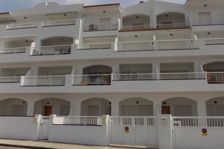 ESTUDIO A PRIMERA LINIA CON AMPLIA TERRAZA, GARAJE CERRADO Y PISCINA COMUNITARIA EN L'ESCALA