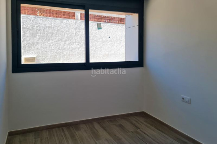 Casa adosada casa de obra nueva a pie de playa en Escala (L´)
