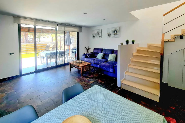 CASA MODERNA CON PISCINA Y GARAJE EN ZONA TRANQUILA