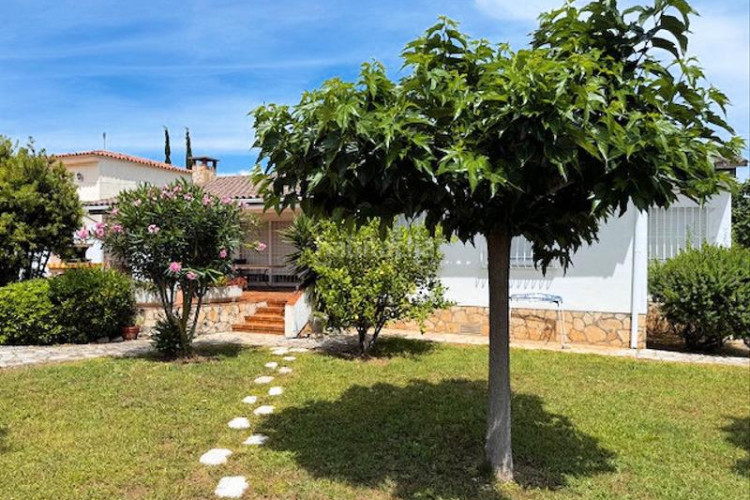 Casa villa de 180m²,con 3 dormitorios, garaje y piscina privada en Escala (L´)