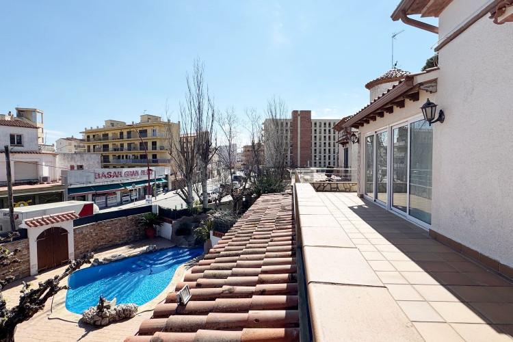 Casa independiente en calle de Figueres, 1