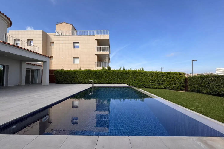 Chalet pareado en avenida Riells