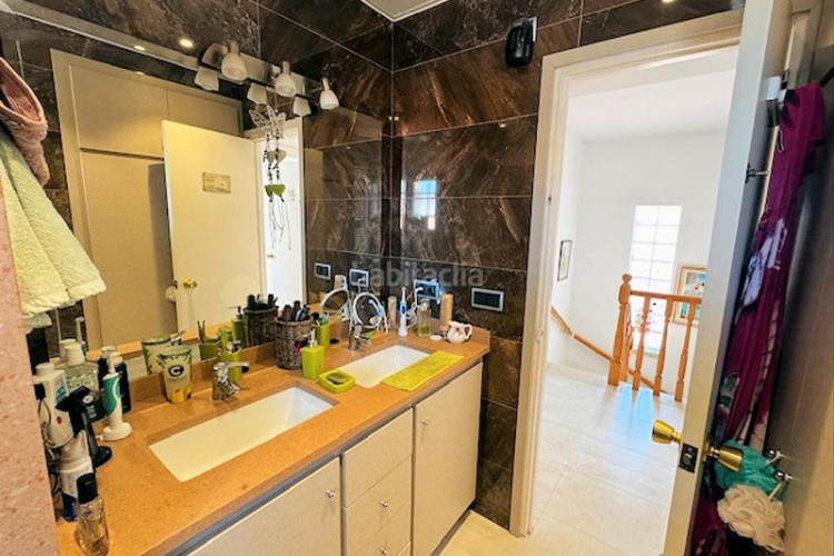Casa  de 202m² con 5 dormitorios, 2 baños, 200m de la playa. en Escala (L´)