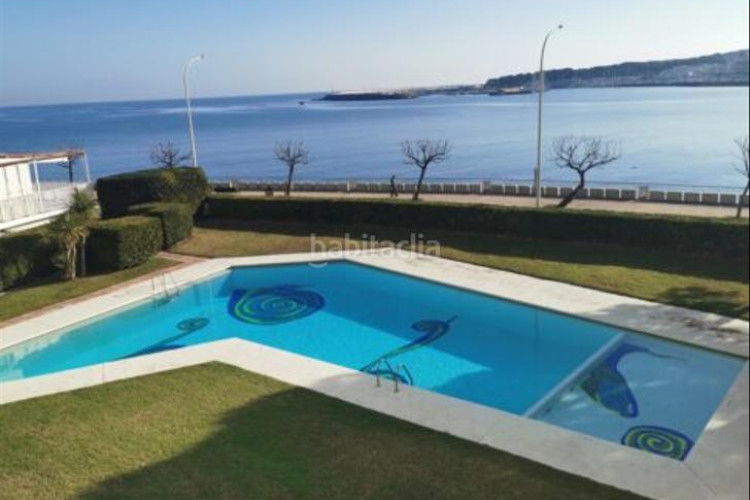 Piso en passeig mar 17 apartamento primera linia de mar con amplias terrazas y piscina comunitaria en el pueblo de l'escala en Escala (L´)