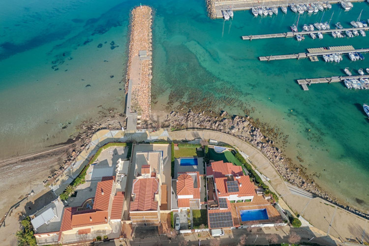 Сhalet en 1ª línea del mar con propio acceso a la playa. Totalmente reformado. Oportunidad